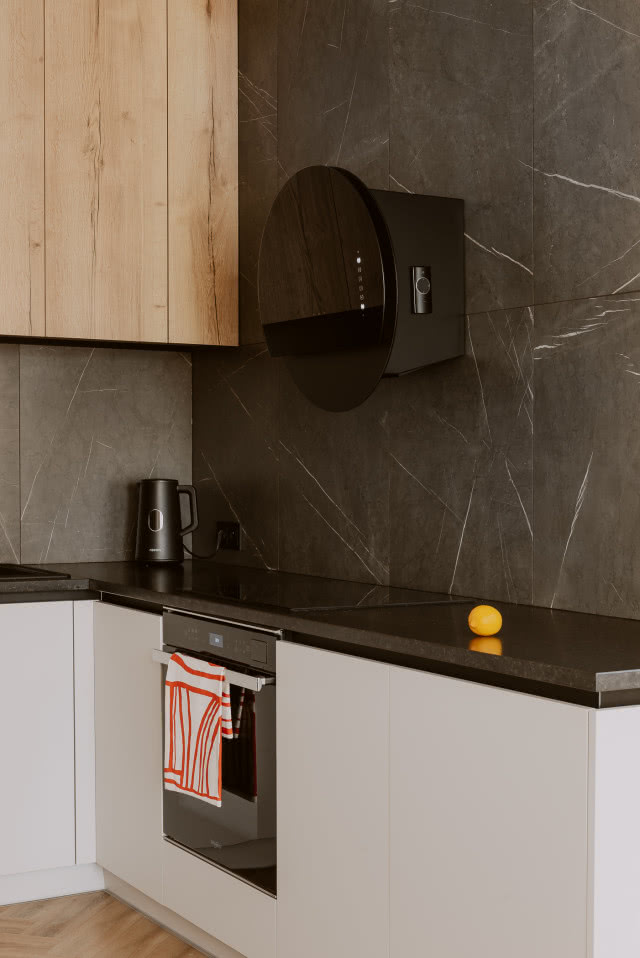 Biała kuchnia z drewnem i szarością