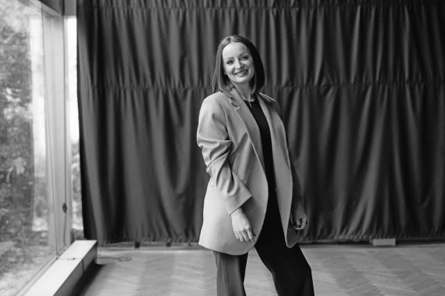 Patrycja Dąbek. Magister inżynier architekt. Posiada lata doświadczeń oraz doskonałą znajomość materiałów i umiejętność łączenie ich we wnętrzu. Stawia na nowoczesność i prostotę. Jest oazą spokoju i cierpliwości, mistrzynią detali. 