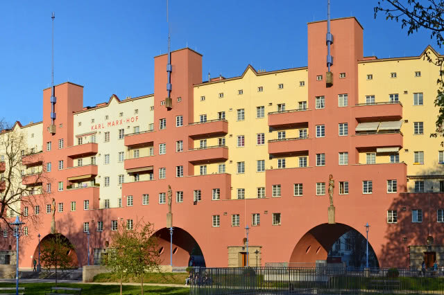 Karl-Marx-Hof - ujęcie z boku na najdłuższy blok w Wiedniu