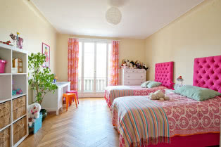 pokój starszych dzieci w paryskim mieszkaniu
