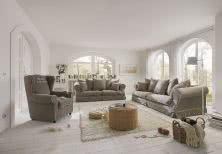 Klasyczne sofy i fotele w pokrowcach 