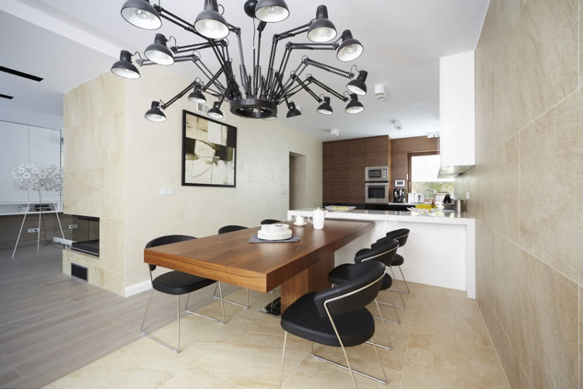 Drewniany rozkładany stół i krzesła w jadalni...