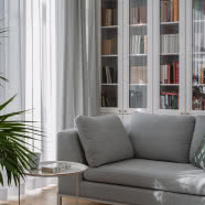 Dom na obrzeżach Szczecina urządzony w bieli i drewnie