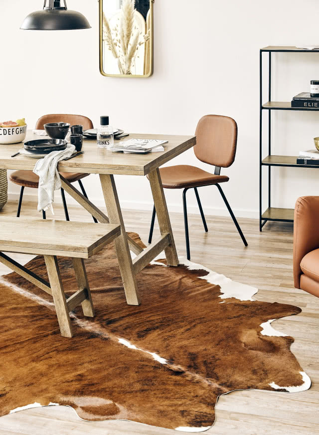 Skórzany dywan w jadalni