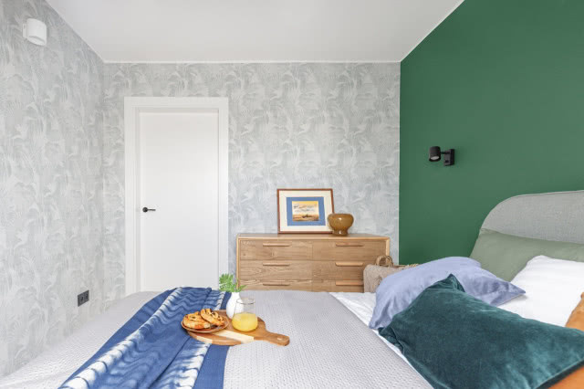 zielona ściana w sypialni