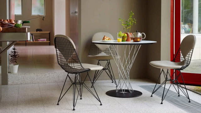 krzesło przy stole z ażurową podstawą