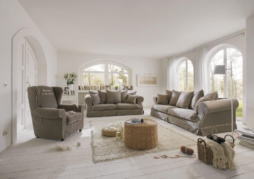 Klasyczne sofy i fotele w pokrowcach