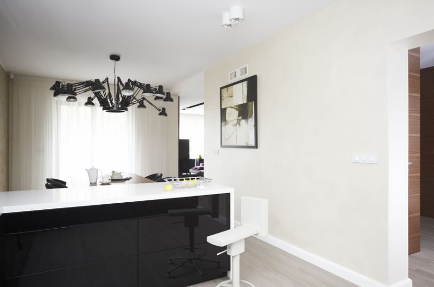 Efektowny kontrast. Czarne kuchenne szafki na...