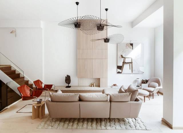 widok na salon z kanapą na tle ściany z fakturą