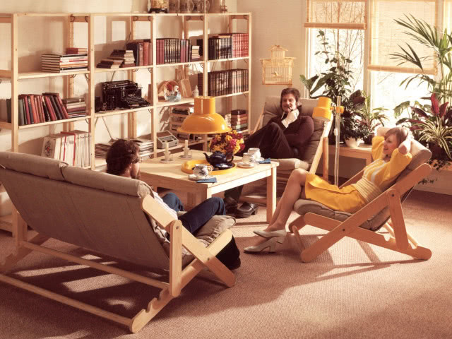 styl życia w latach 70. - młodzi ludzie swobodnie siedzący w fotelach IKEA