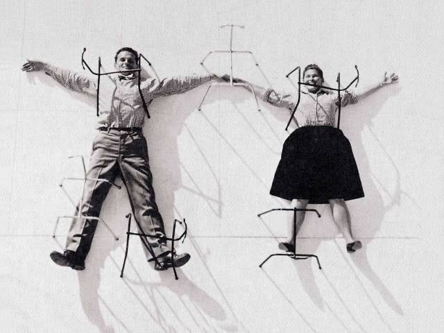 Charles i Ray Eamesowie przygwożdżeni.