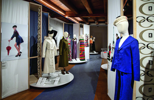 Widok wystawy „Grażyna Hasse. Zawsze w modzie”