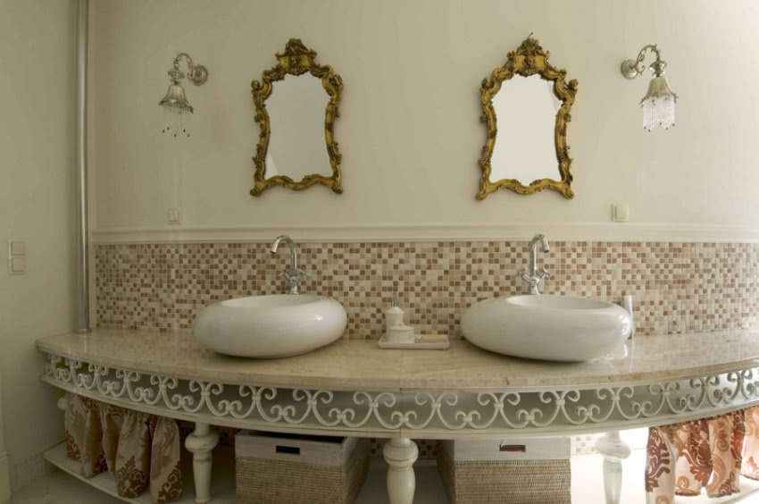 Warto zwrócić uwagę na zabudowę oryginalnych,...