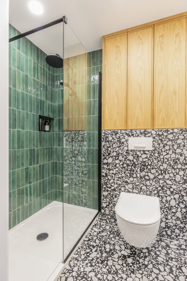 łazienka płytki biało-czarne