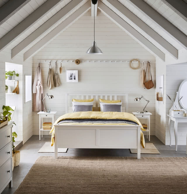 łóżko na poddaszu ustawione jest na wprost