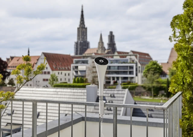 lampka na barierce balkonu