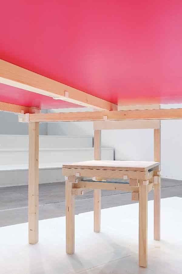 Co jest pod tym stołem? Projekty z cyklu "Inside...