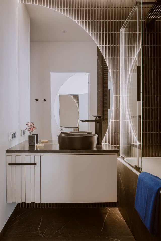 Biało-szara łazienka