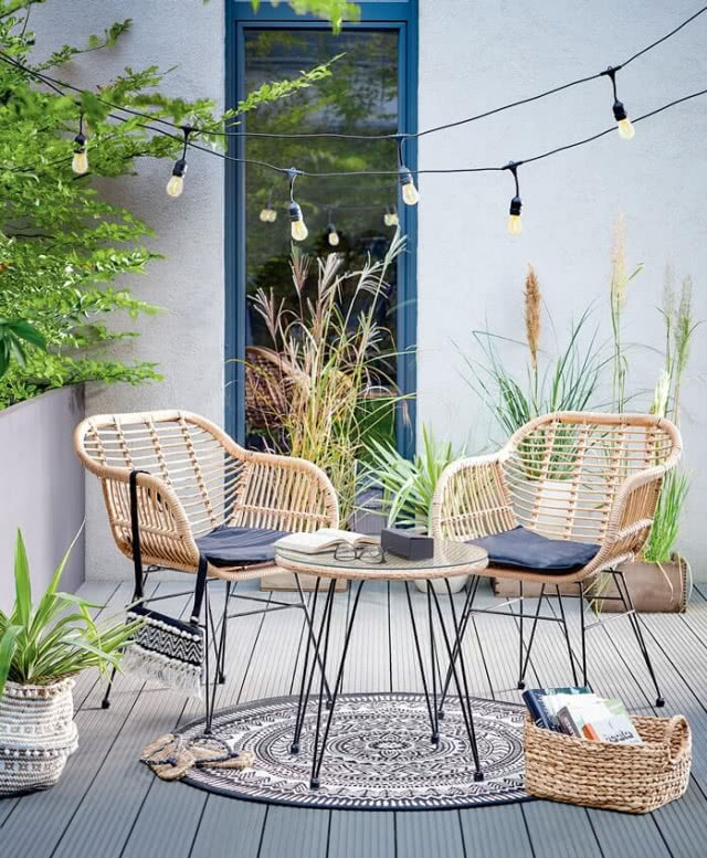 dwa krzesła, nad nimi girlanda