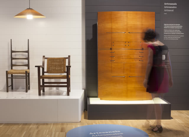 krzesła na postumencie