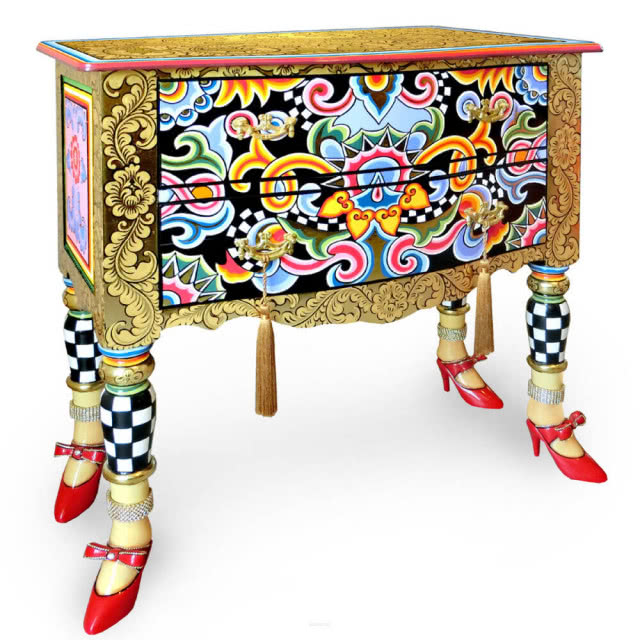 Kolorowa komoda na nóżkach