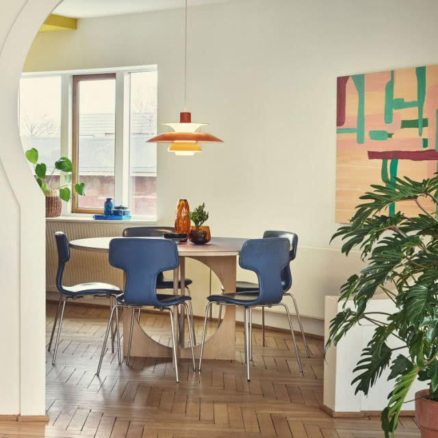 krzesła, nad stołem lampa