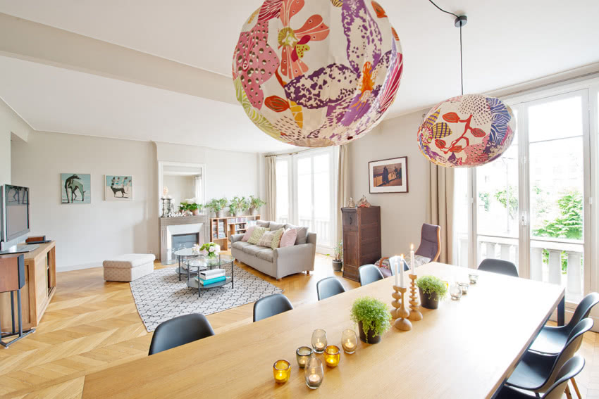 Kolorowe bibułkowe lampiony dodają jadalni koloru