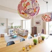 Swojski styl łazience nadają nierówne, jakby...