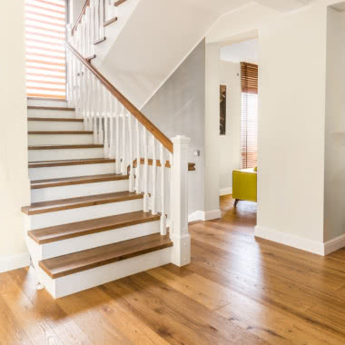Drewniana podłoga i schody w stylu angielskim