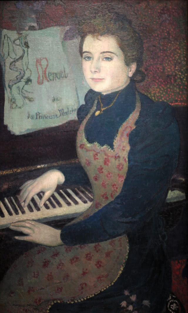 kobieta przy pianinie