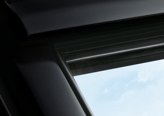 Styl i funkcjonalność w jednym - nowa kolekcja czarnych okien dachowych od VELUX Polska