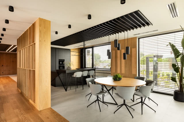 Dwukondygnacyjny dom w duchu zen. Luksus, wygoda i domowe ciepło