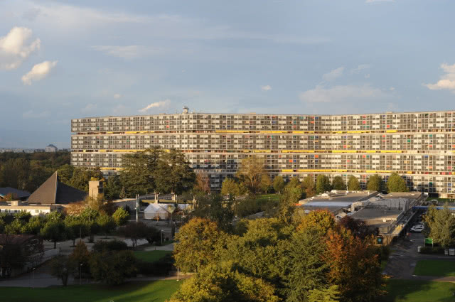 Le Lignon - widok z daleka na najdłuższy mrówkowiec