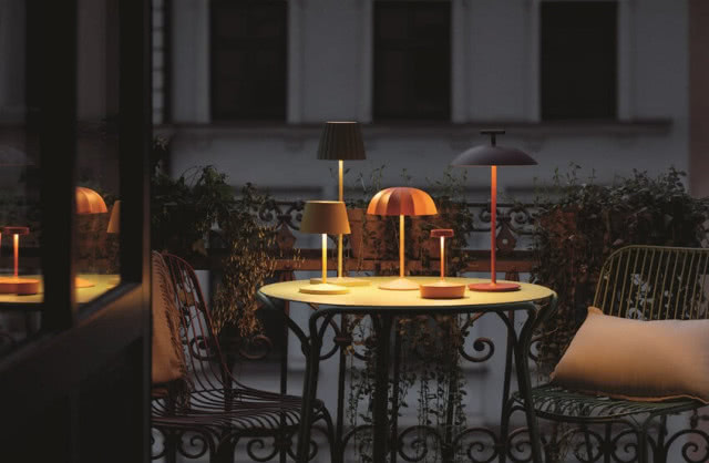 dużo lampek na stole