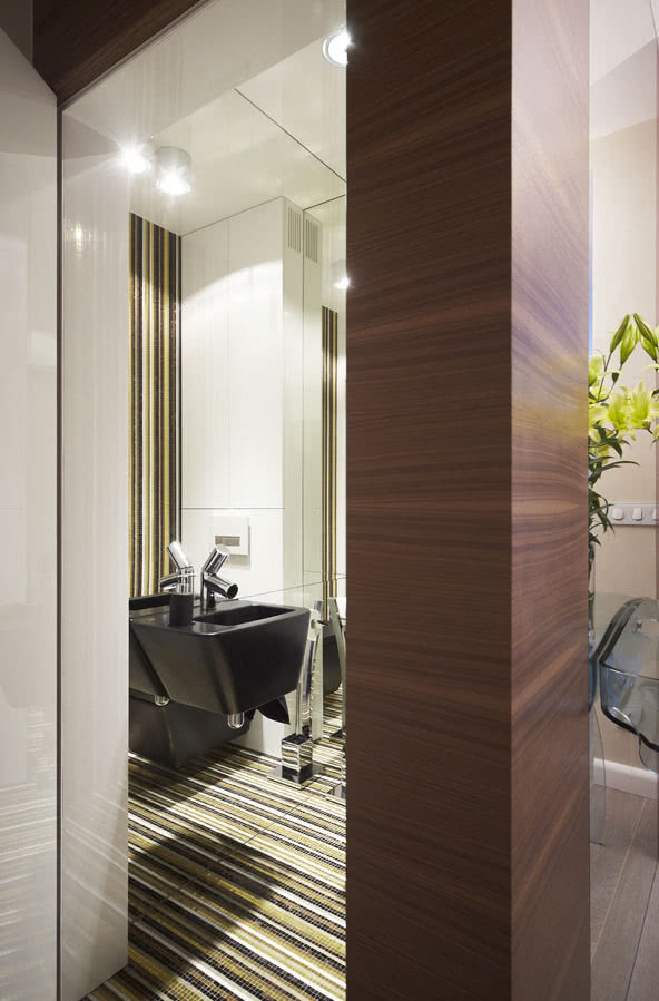 WC na parterze - pasiasta mozaika (Bisazza) na...