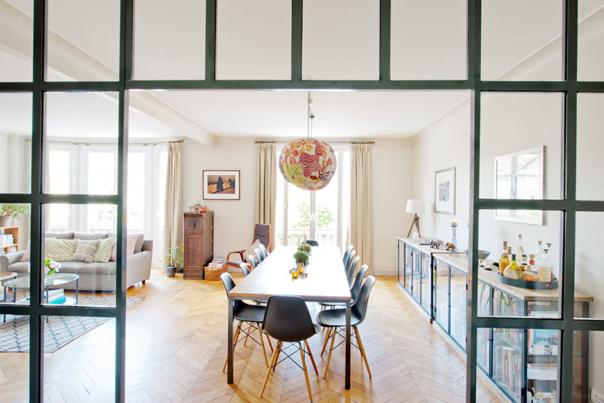 Kuchnię od jadalni oddziela przeszklenie