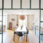 Swojski styl łazience nadają nierówne, jakby...