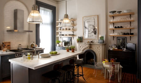 "Praktykant" w stylowych wnętrzach