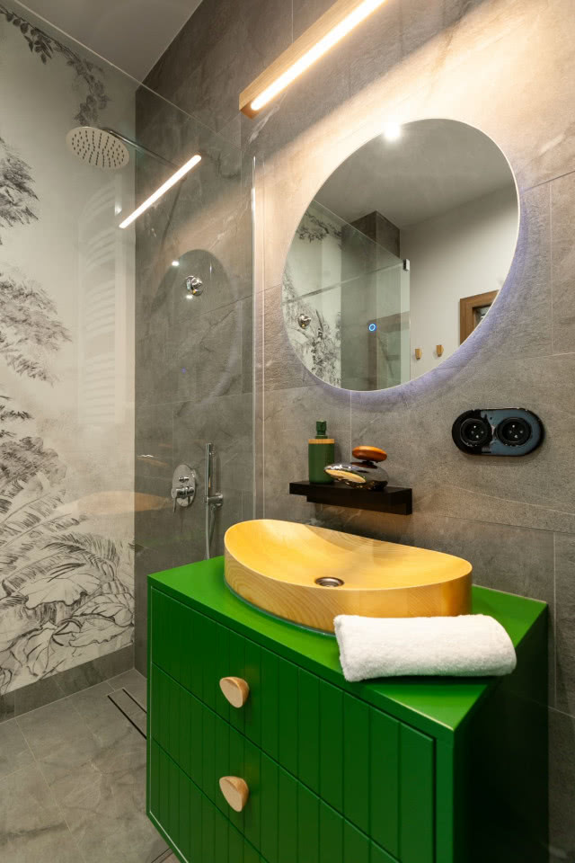 Industrialna łazienka z zielonymi dodatkami
