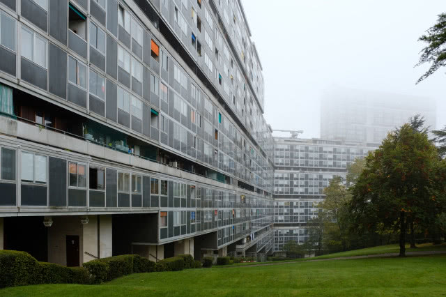 Le Lignon we mglę - najdłuższy bydynek w Genewie