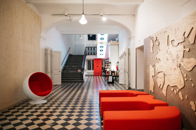 sala z czerwonymi fotelami