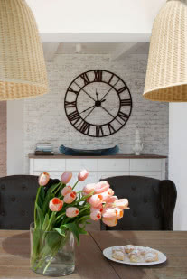 Jadalnia w stylu francuskim - zegar na ceglanej ścianie