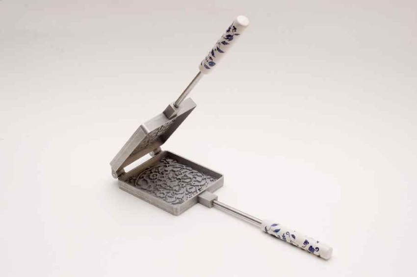 Opiekacz tworzy na tostach tradycyjny wzór z...