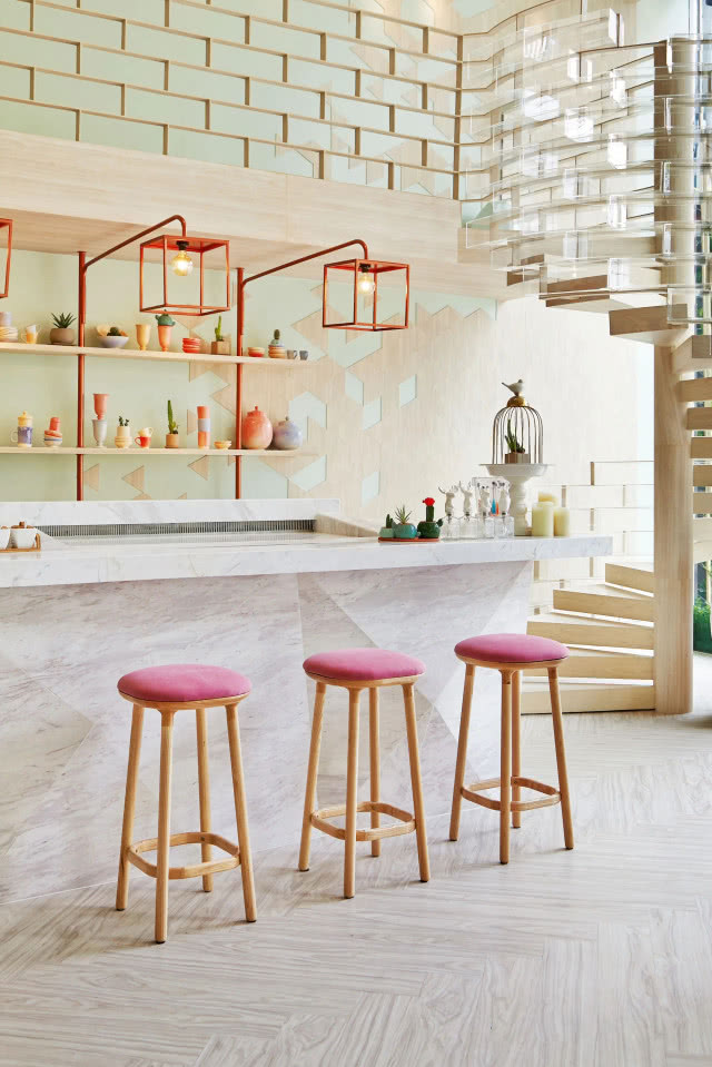 kuchnia z szarą wyspą i hockerami