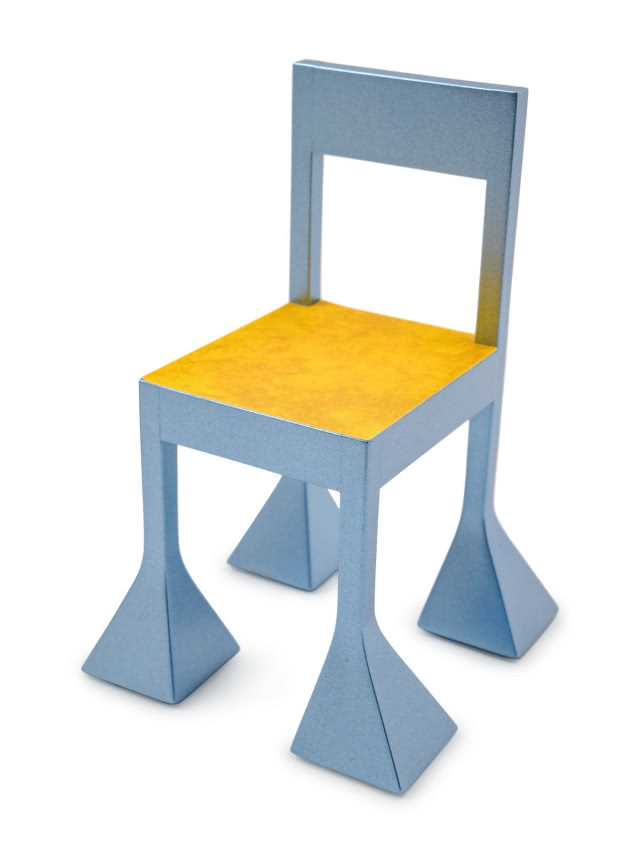 krzesło na kwadratowych nogach