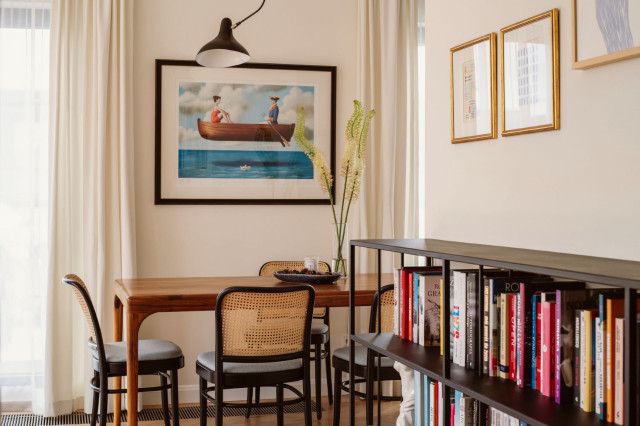 Okrągły stół w salonie z plecionymi krzesłami