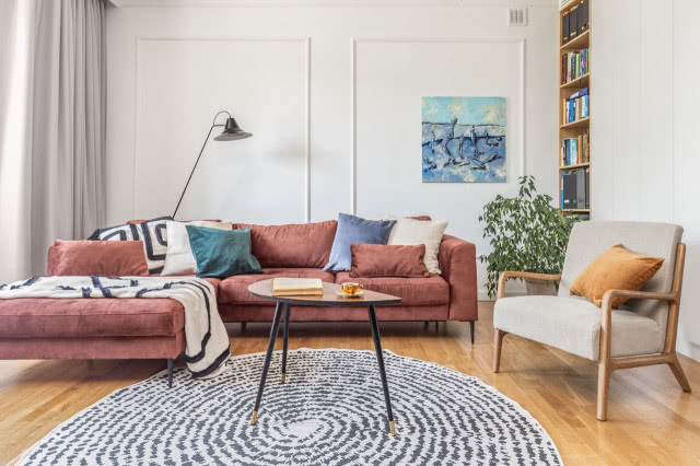 obrazy na ścianach w domu