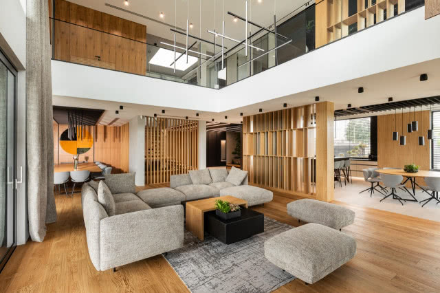 salon z antresolą w domu dwukondygnacyjnym