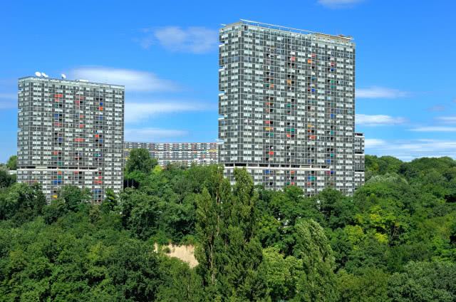 Le Lignon - dwie wieże, które wchodzą w skład najdłuższego budynku w Genewie