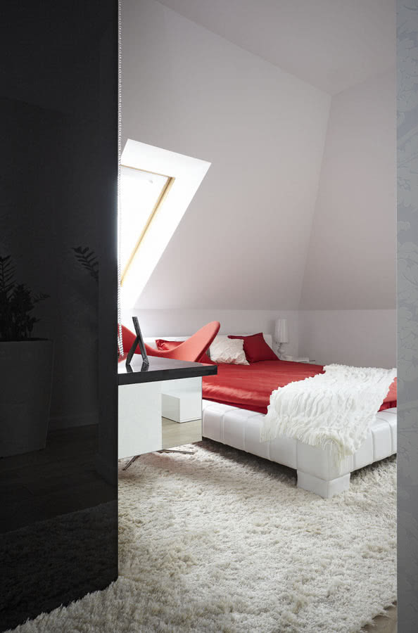 W sypialni kontrastowe kolory - biel, czerń i...